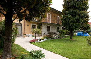 La villetta di Calvisano è circondata da un meraviglioso giardino. 