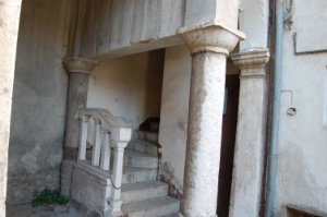 Un altro suggestivo dettaglio del palazzo antico da ristrutturare.
